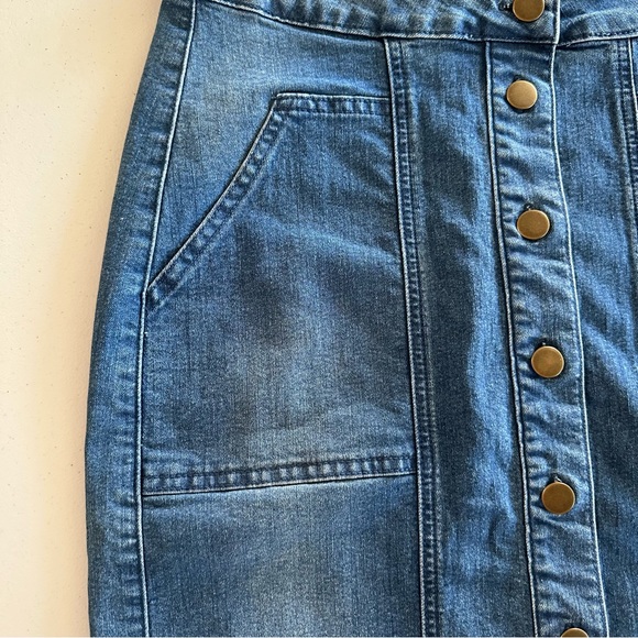 Sweet Wanderer Form Fitting Button Front Frayed Jean Skirt Size Medium. - Picture 4 of 11
